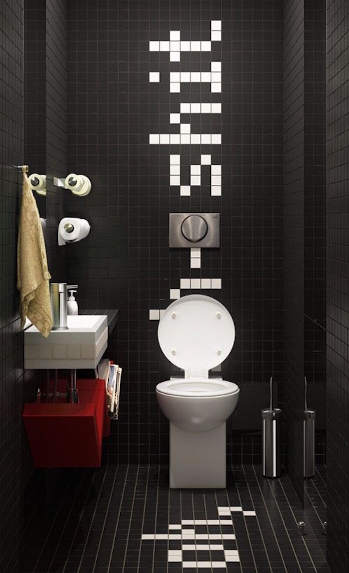 toilettes noires avec carrelage et faience sur sol et murs style moderne