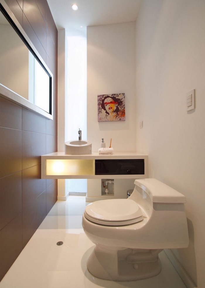 toilettes design moderne avec meuble lavago suspendu et déco blanche
