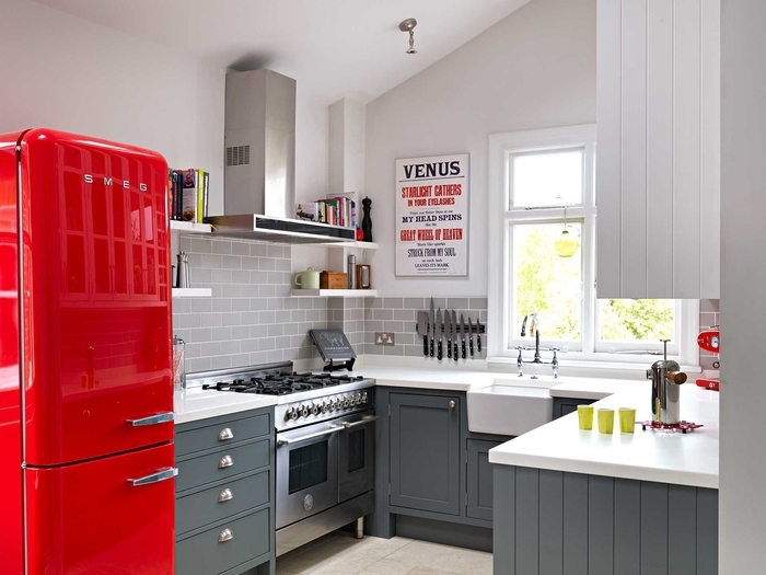 aménagement d'une petite cuisine d'esprit vintage dynamisée par quelques accents rouge, quelle couleur pour les murs d'une cuisine gris anthracite