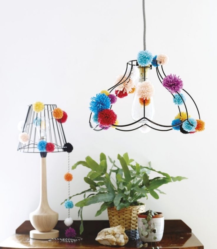 lampe suspendue et lampe de bureau en bois et fer forgé avec décoration en petites et grandes pompons fabriqués avec laine colorée