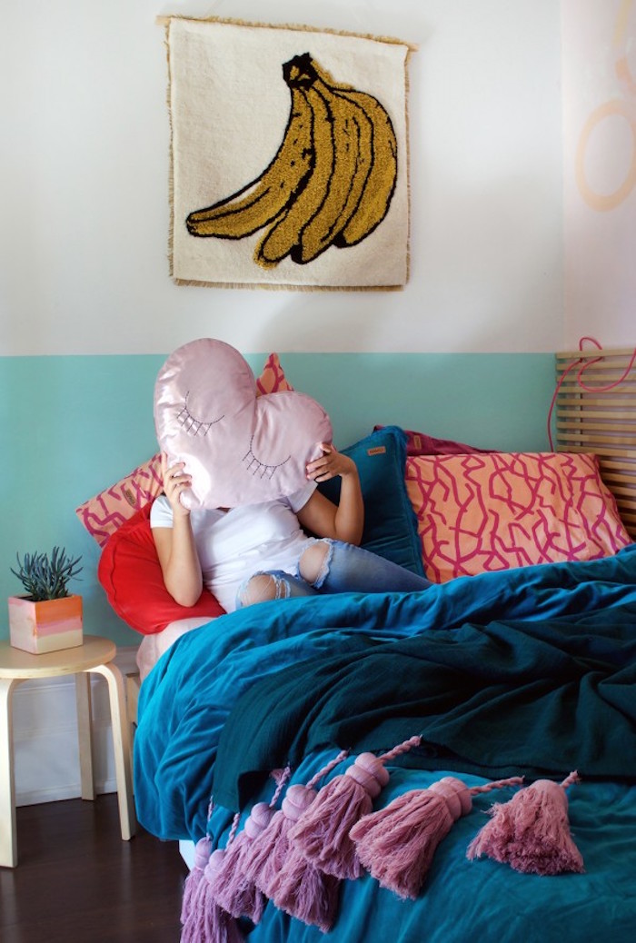 chambre pré ado fille avec mur bicolore blanc turquoise avec déco broderie banane