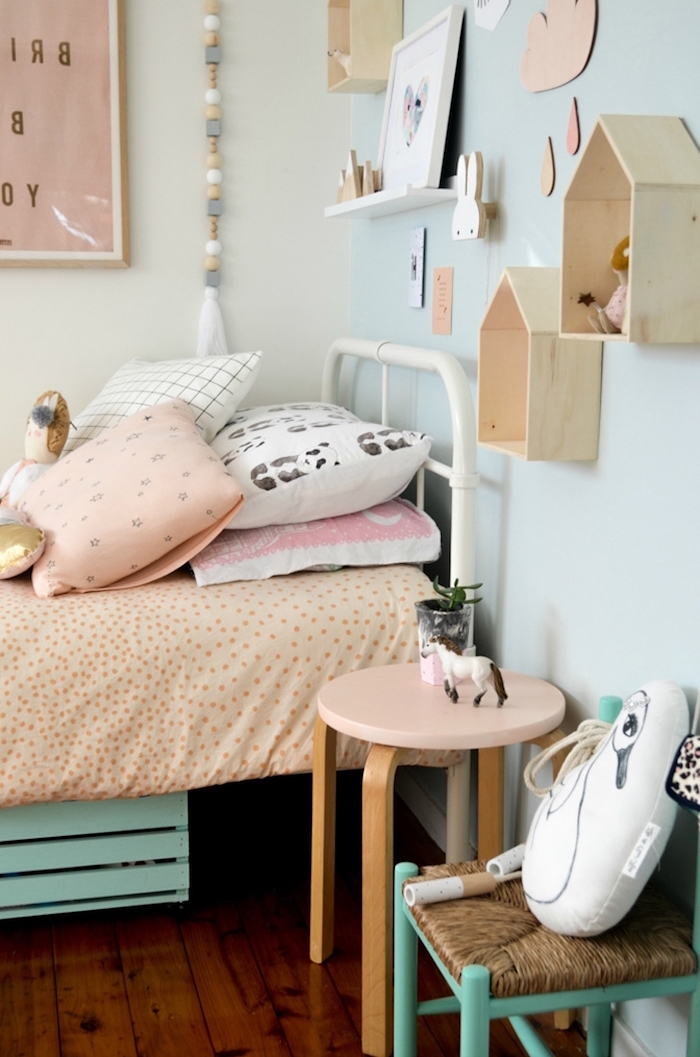 exemple de chambre design scandinave pour enfant, chambre petite fille style suedois avec mobilier couleurs pastel