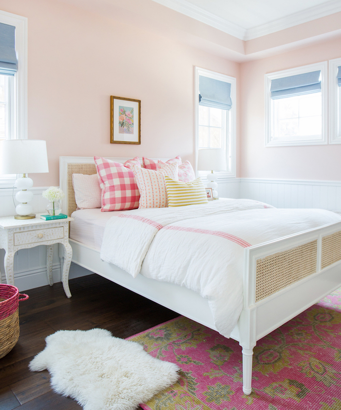 chambre fille simple et classique avec tapisserie rose saumon pale pastel et lit blanc