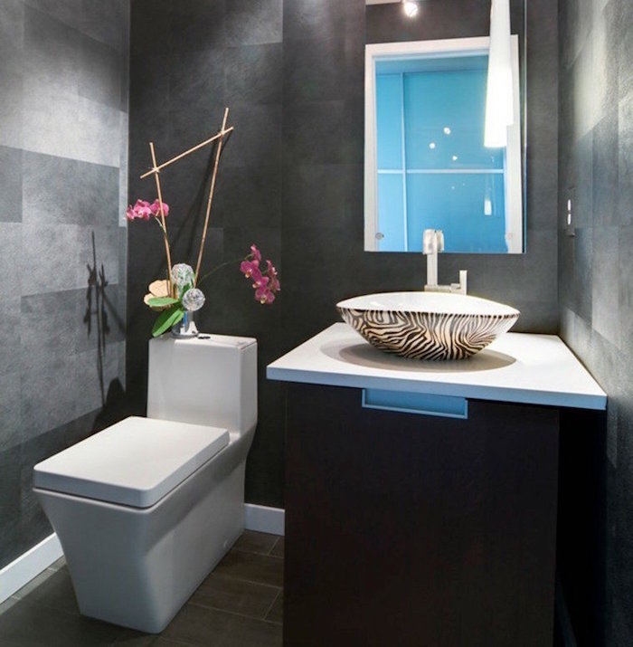 décoration de wc zen et design avec carrelage mural gris anthracite et toilettes carrées