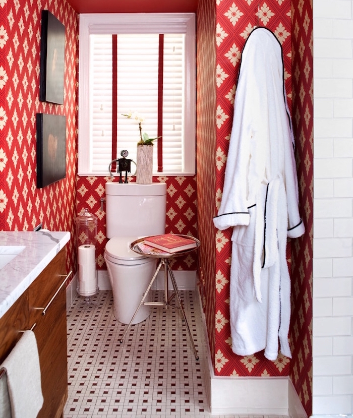 peinture toilettes idée invtage avec tapisserie rouge originale sur sol en faience