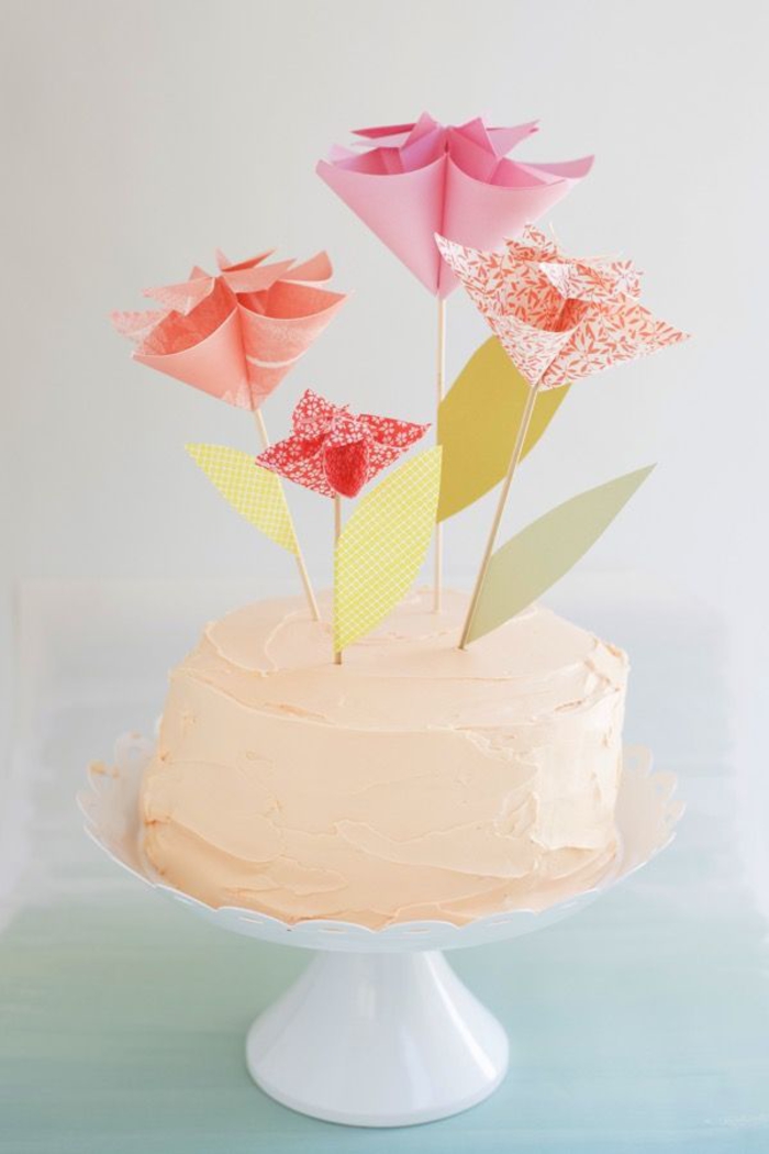 comment faire un cake topper original en origami fleur, idée pour une décoration de gâteau douce et féerique