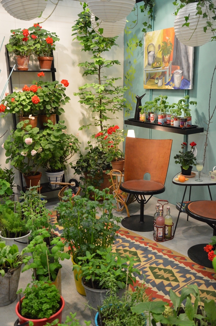 joli rangement d'espace fermé avec mobilier vintage, transformation balcon ou terrasse fermé en mini jardin urbain avec légumes