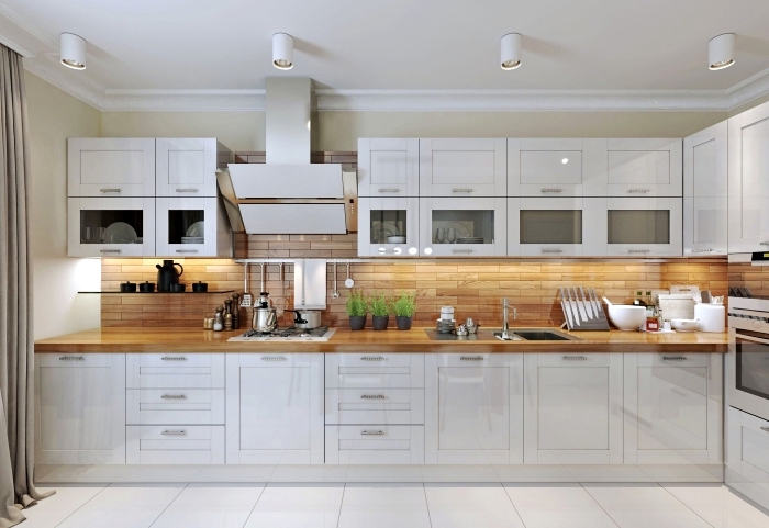 modèle de cuisine moderne aménagée en longueur avec meubles blancs laqués et plan de travail de bois clair