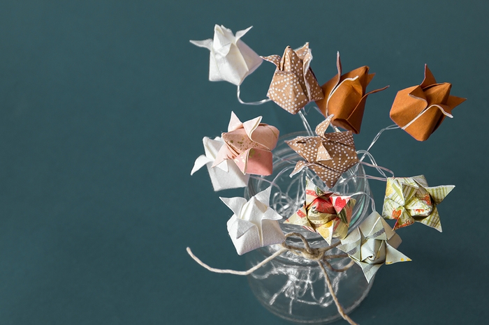 une jolie alternative à la déco de table florale ou au bouquet de mariée traditionnel, comment réaliser une fleur de tulipe en origami facile pour composer un bouquet en papier original