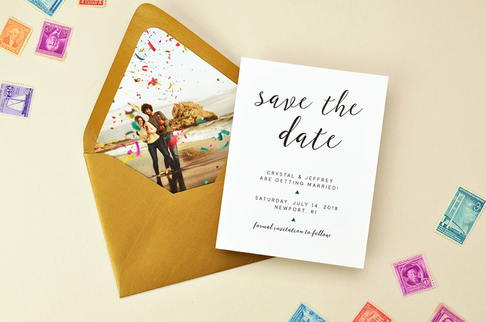 un simple modèle de faire part de mariage monochrome assorti avec une enveloppe à doublure personnalisée avec une photo de couple