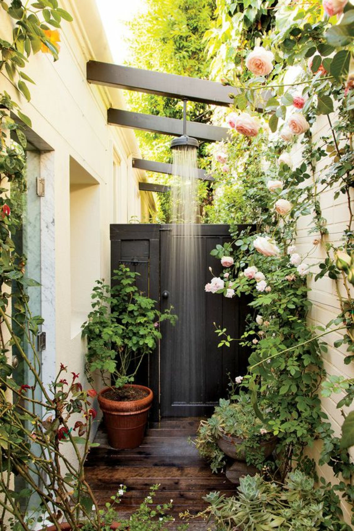 douche extérieure, decorer son jardin, jardin paysager, roses grimpantes au mur blanc, grand pot de terre cuite avec plante verte, ambiance rétro romantique 