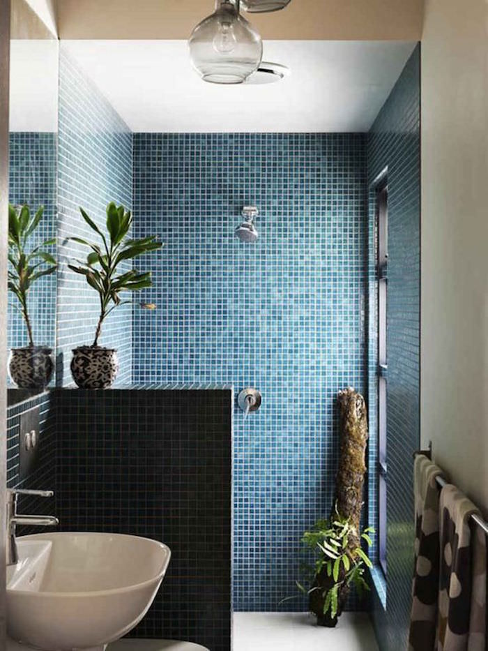 salle de bain déco avec mosaique bleue sur le mur et douche ouverte