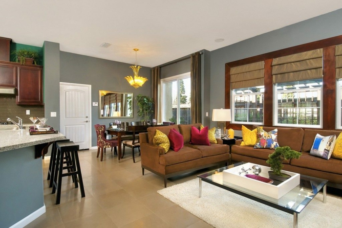 sofa marron, table basse en verre, bar de cuisine et tabourets noirs, decoration peinture salon en gris