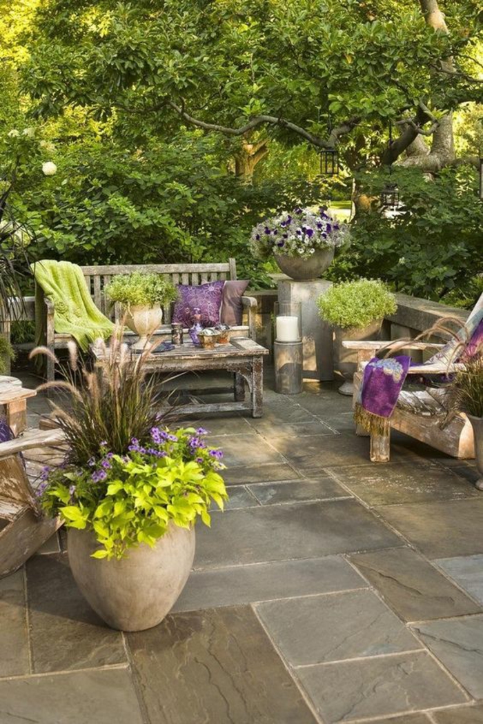 un jardin zen en style classique avec des pots en terre cuite, décorer son jardin pour la nouvelle saison du 2018, ambiance minimaliste