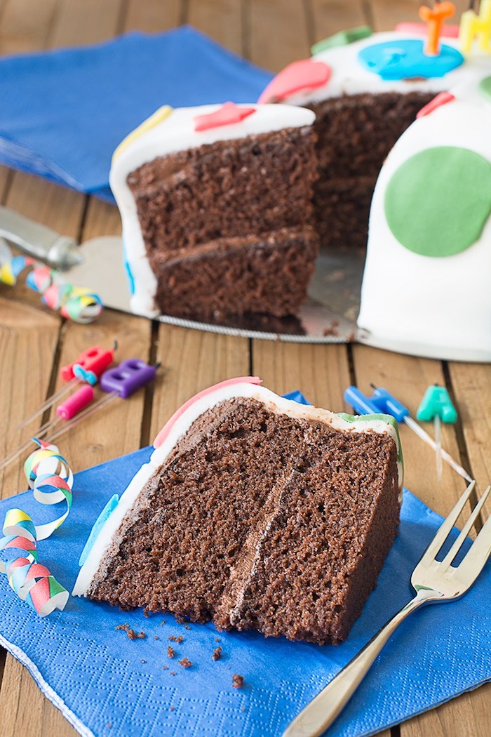 Cake moelleux au chocolat gateau d'anniversaire chocolat beau dessert couvert de fondant coloré couches chocolat
