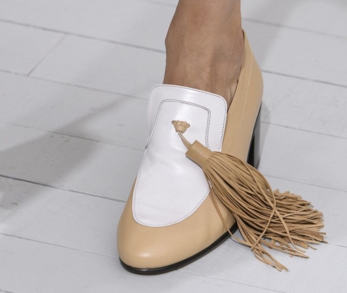 idée pour choisir chaussure été femme à design neutre de couleur blanc et beige avec joli déco en tassel à frange