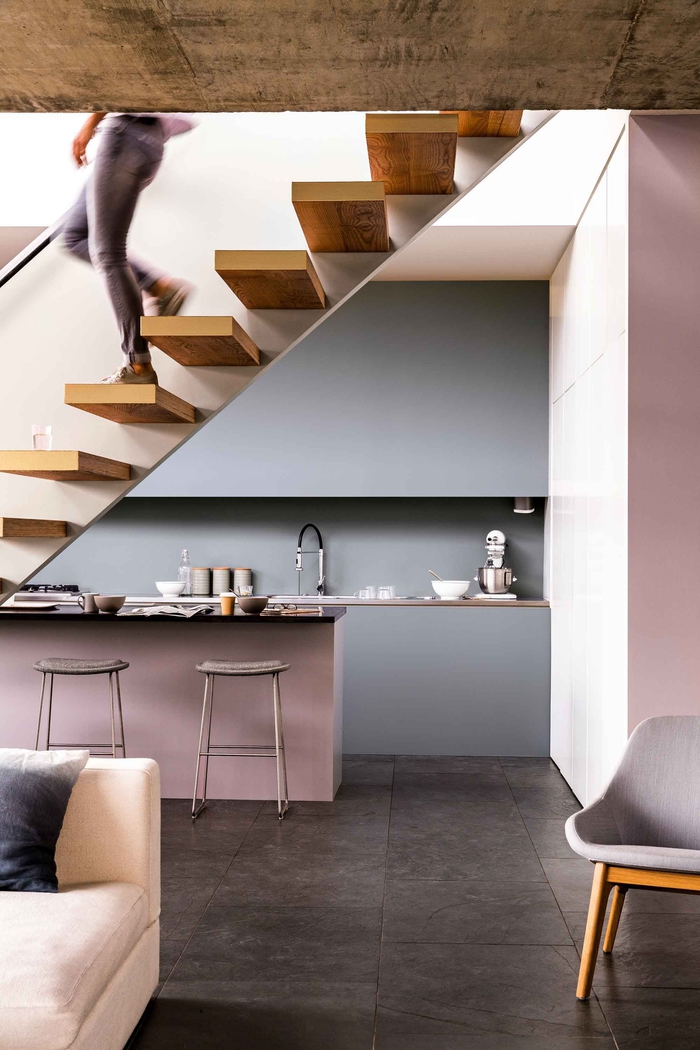 cuisine gris et rose au design contemporain ultra épuré, aménagée sous escalier, quelle couleur pour les murs d'une cuisine grise et rose
