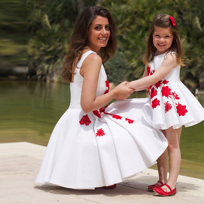 Tenue de fete robe de soirée cérémonie elegance féminine tenue maman et enfant robe blanche avec fleurs rouges tenue rouge et blanc