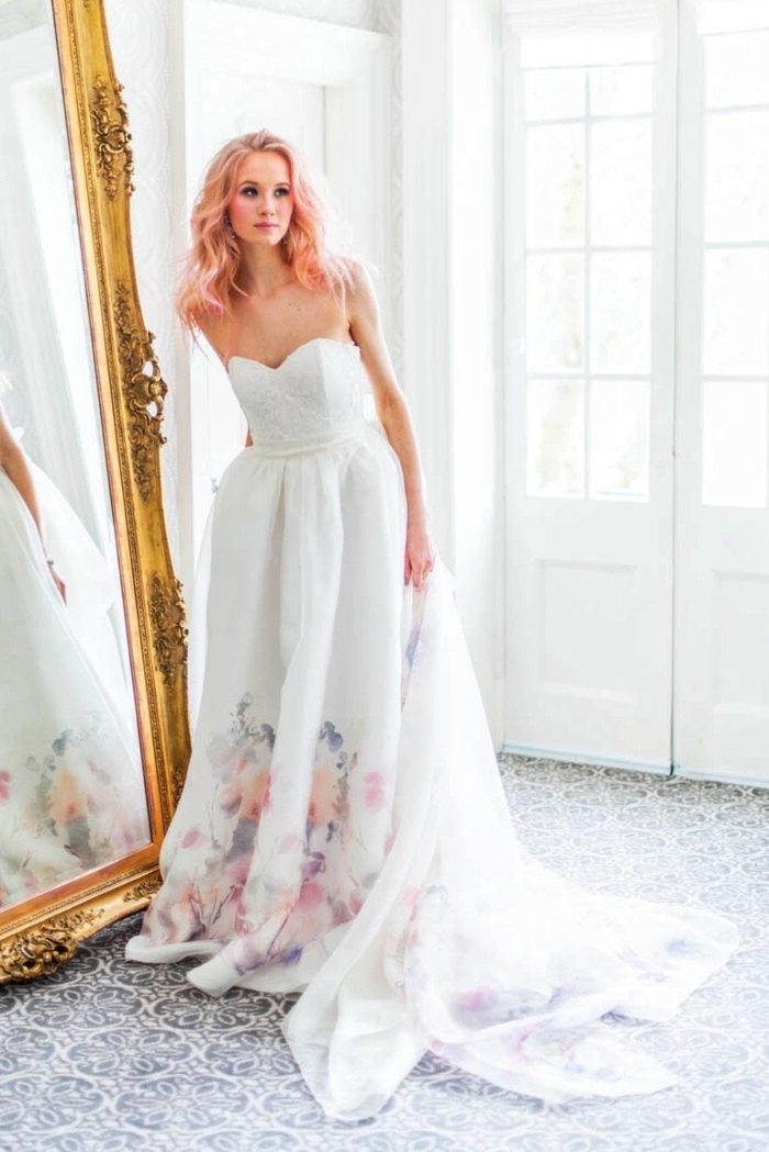 Robe de marie simple bohème tendance de cette année robe de mariée fleurie robe bustier blanche avec fleurs couleurs pastels