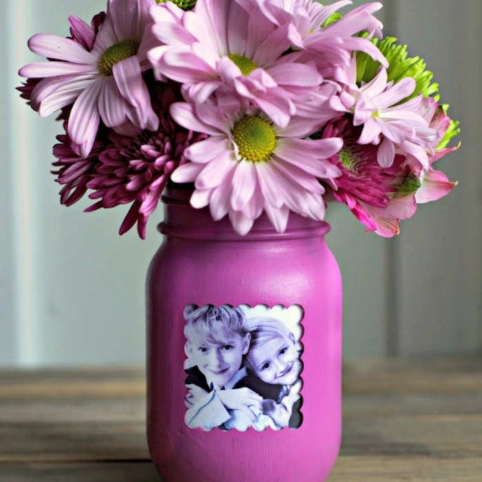vase fabriqué dans un pot de fleur mauve avec photo d enfant et bouquet de fleurs rose et mauve, cadeau fête des mères maternelle