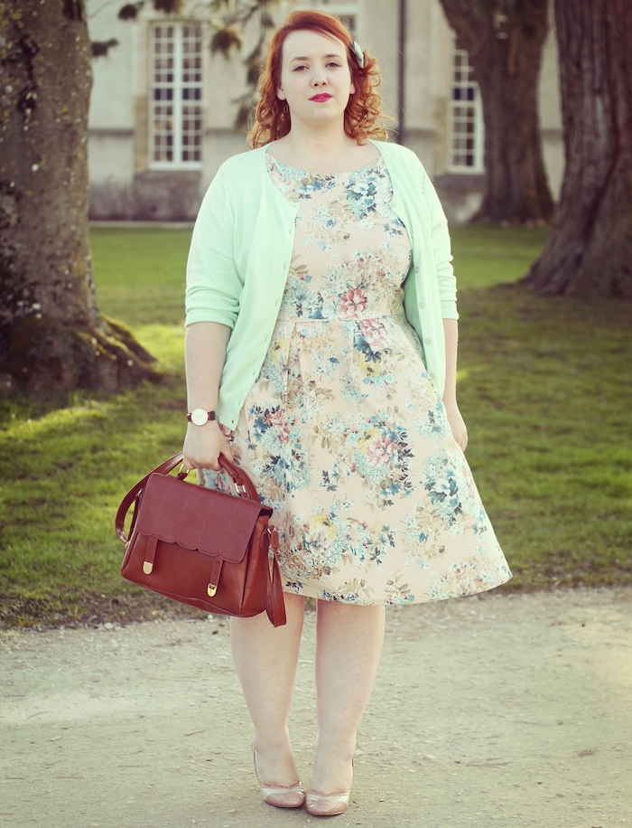 idée de robe pour femme ronde à imprimé floral, gilet vert clair, sac à main tendance marron, chaussures rose, coiffure vintage