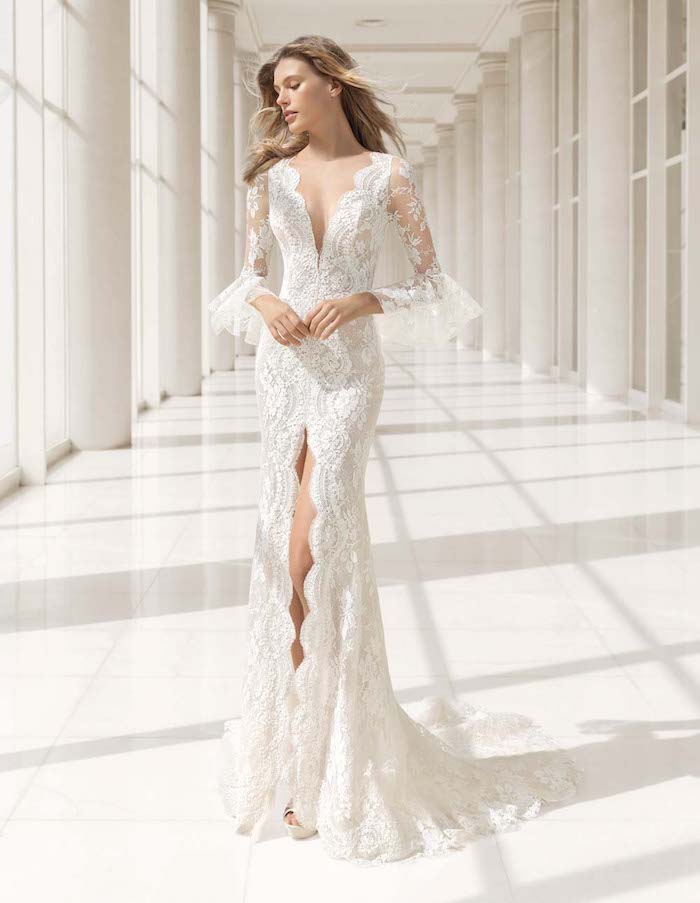 robe de mariée dentelle élégante avec des manches transparentes aux fleurs brodées et une fente de devant]