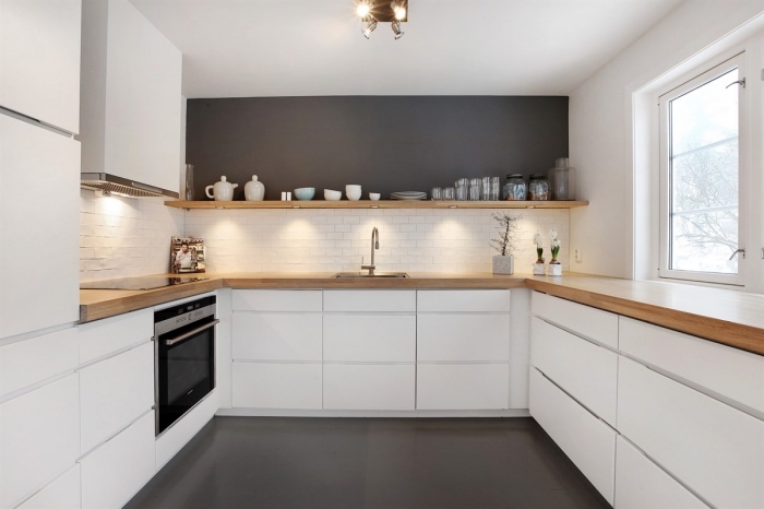 exemple de cuisine grise et blanche à design moderne et minimaliste avec crédence à briques blanches et éclairage sous meubles de bois