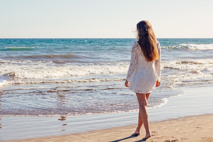 Adopter le style bohème robe blanche boheme longue robe blanche boheme femme été plage photo de vacances au bord de la mer 