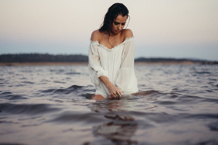 Belle femme se plonger dans la mer photographie artistique femme robe blanche bohème 