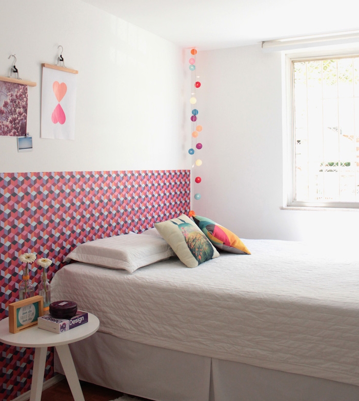 joli papier peint graphique en tête de lit, posé tout au long du mur pour dynamiser la petite chambre à coucher vintage 