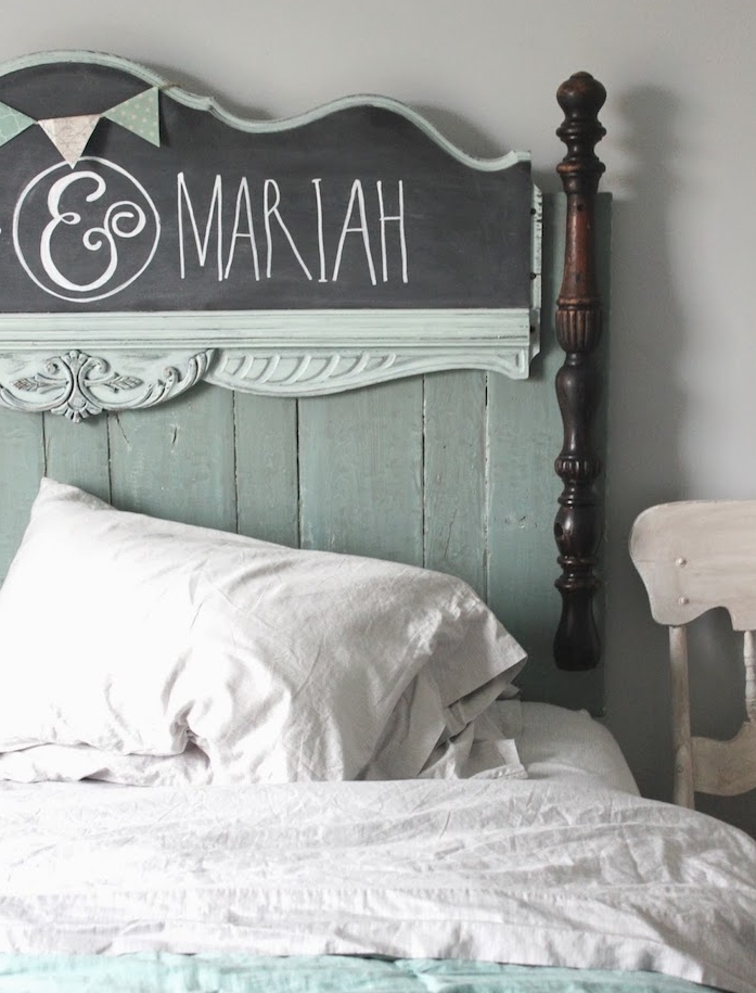 fabriquer une tete de lit en bois patine bleue, peinture ardoise pour écrire à la craie, linge de lit blanc, meubles chambre à coucher vintage