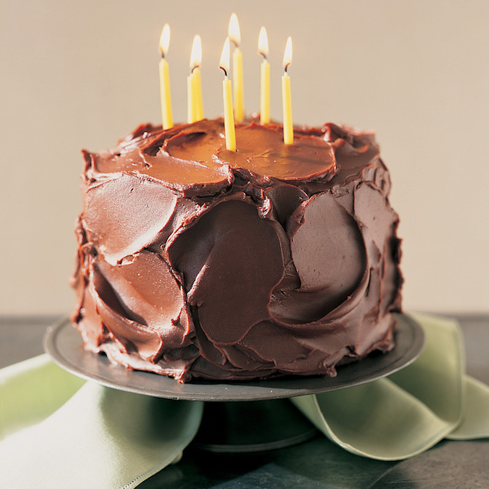 Gâteau d'anniversaire au chocolat gateau chocolat anniversaire cool idée simple gâteau avec beaucoup de chocolat