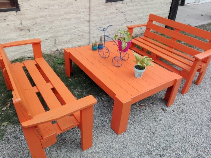 quel meuble avec palette en bois, banquette palette et table basse repeintes en orange, deco de plantes