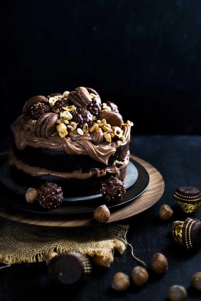 Idée préparation gateau au chocolat anniversaire avec mousse au chocolat et macarons au chocolat facile recette gateau anniversaire chocolat
