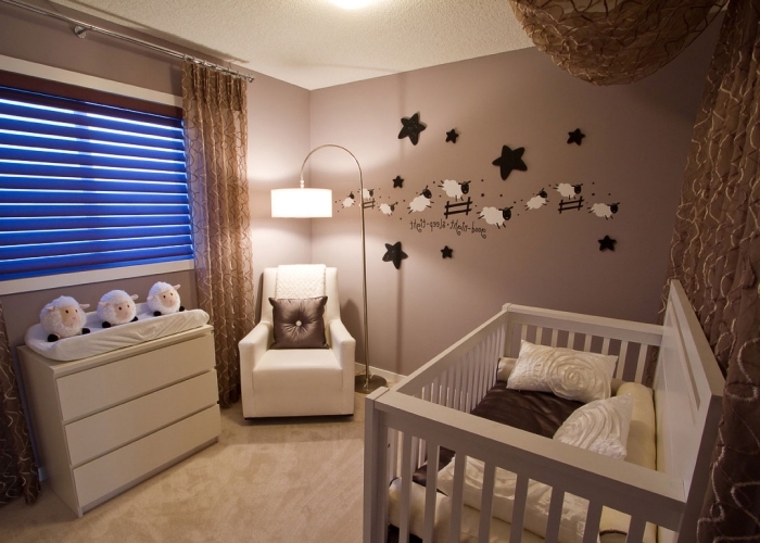 modèle de chambre bébé aux murs beige et plafond blanc aménagée avec meubles de bois peint en blanc