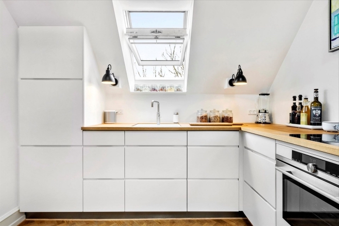 comment optimiser l'espace dans une petite cuisine avec le choix de meubles sans poignées, déco en blanc et bois dans la cuisine moderne