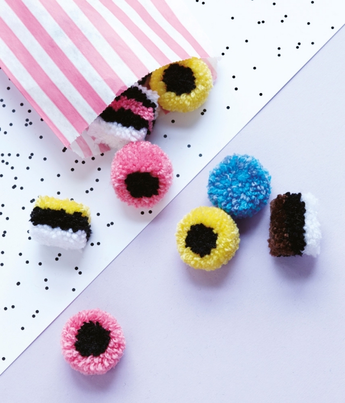objets décoratifs fabriqués avec pelotes de laine multicolore, petits bonbons roses et jaunes fait de laine