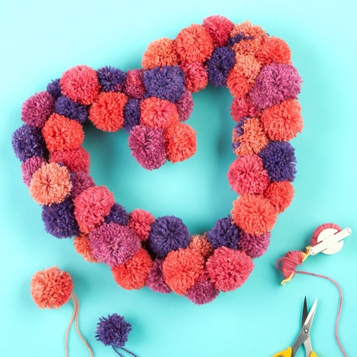 activité manuelle maternelle facile avec laine, couronne en forme de coeur fabriquée avec pompons rouges et bleus