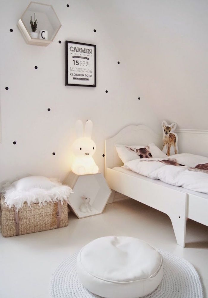 idée pour deco scandinave chambre enfant avec lapin lumineux et papier peint blanc à pois noirs minimaliste