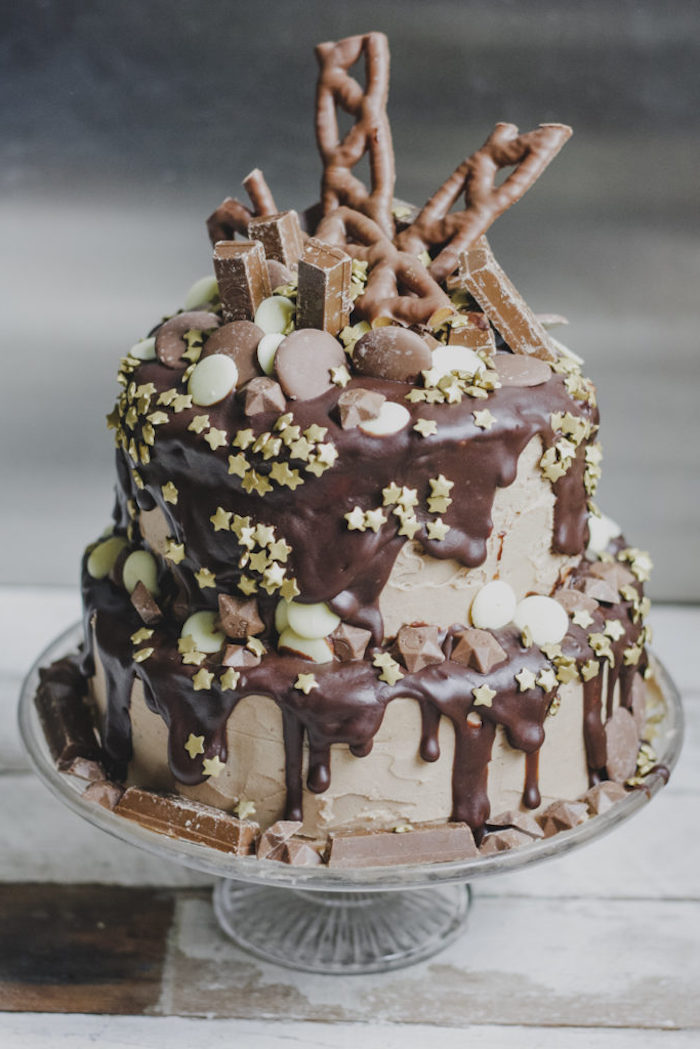 Gateau au chocolat moelleux et fondant cool gateau d'anniversaire deux étages décoré avec bonbons au chocolat