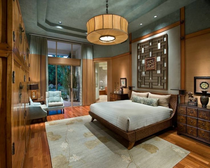 plafond gris avec des sots, meuble de rangement vintage, plafonnier beige, revêtement bois