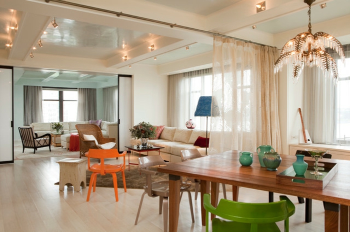 décorer le salon salle à manger, idee deco salle a manger, chaises colorées, canapés en couleurs modernes