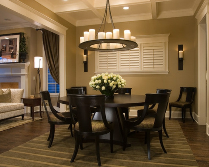 table ovale dans un salon salle de séjour, idee deco salon beige, plafonnier original, bougeoirs muraux