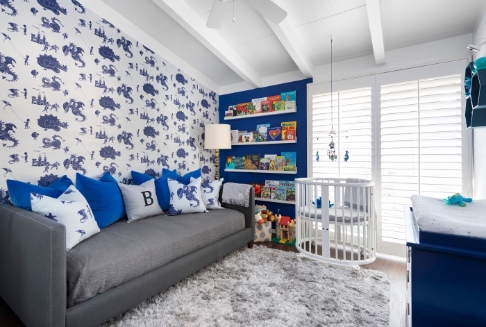 intérieur moderne en look bicolore avec murs et meubles en bleu et gris, déco de chambre nouveau-né avec tapis moelleux