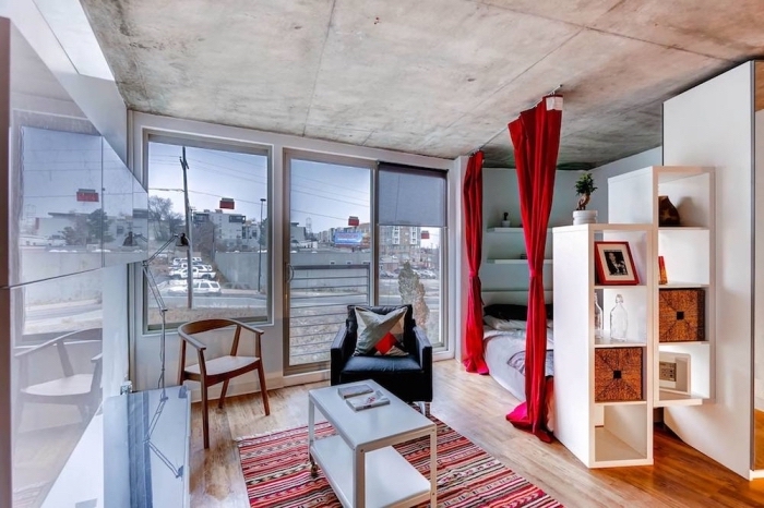 intérieur moderne avec éléments rustiques et meubles blanc et bois, mixer les styles dans la déco petit appartement