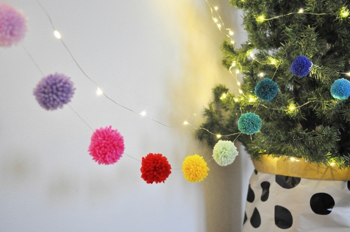 décoration de Noël avec sapin et cadeaux à emballage blanc et noir, déco lumineuse avec guirlande en pompons