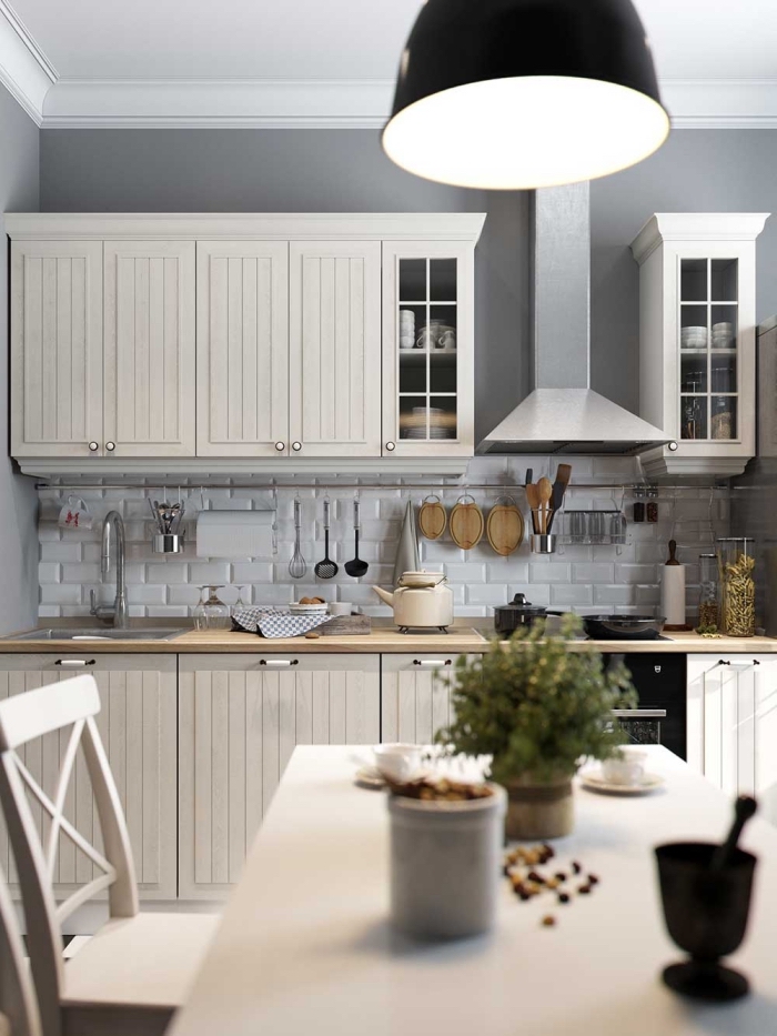 modèle de cuisine blanche et grise avec peinture murale en gris clair et crédence à design briques blanches