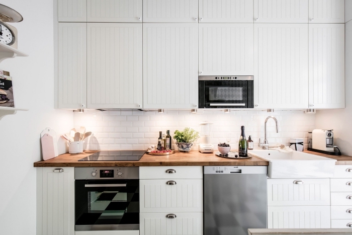 comment combiner le blanc et le bois dans une cuisine de style moderne avec meubles à poignées métalliques