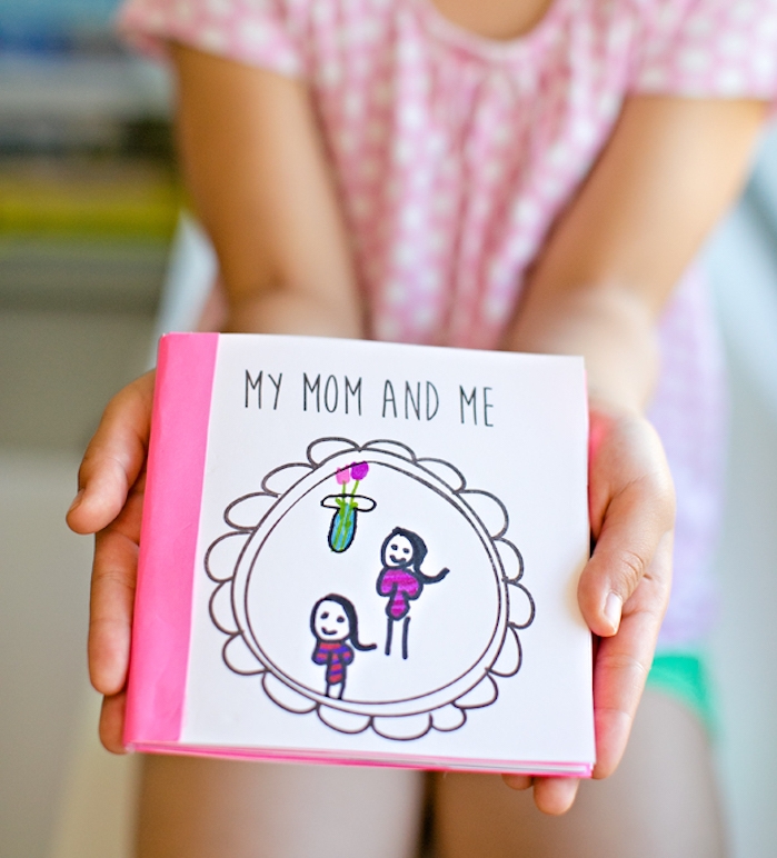 petit livre avec souvenirs pour maman, idée de cadeau de fete des meres interessante, bricolage enfant simple
