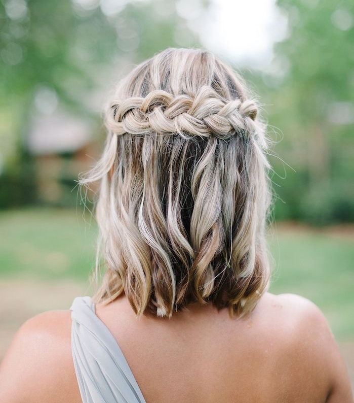 modele de coiffure mariage tresse avec tresse couronne et mèches blondes dans cheveux chatain coupés en carré long